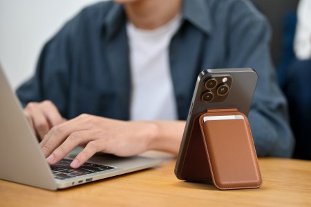 Satechi Vegan-Leather Wallet Stand - portfel i podstawka do iPhone'a z wegańskiej skóry kompatybilny z MagSafe (brown)