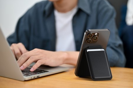 Satechi Vegan-Leather Wallet Stand - portfel i podstawka do iPhone'a z wegańskiej skóry kompatybilny z MagSafe (black)