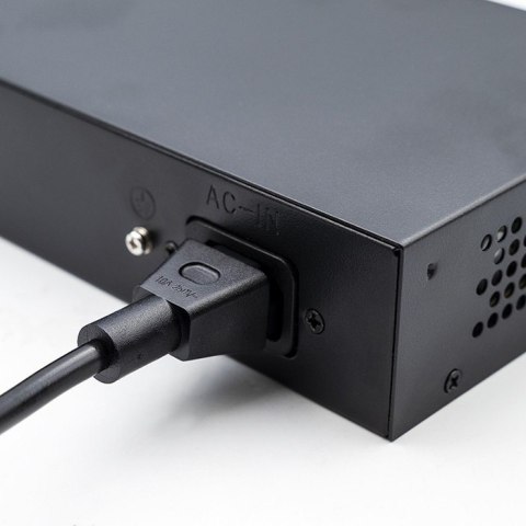 Qoltec Przełącznik sieciowy SWITCH FAST Ethernet 8x RJ45 PoE 2x RJ45 Uplink 1x SFP | 120W | 1000Mb/s