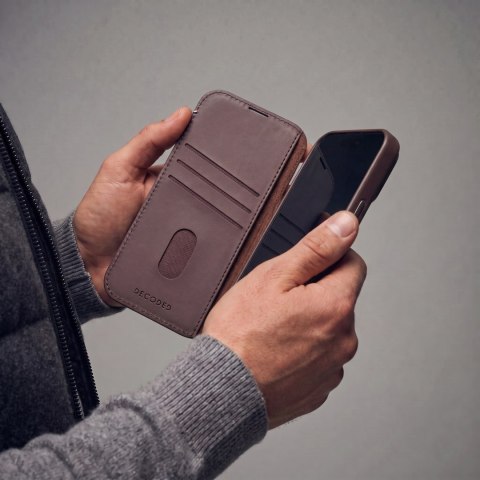 Decoded Leather Detachable Wallet - skórzane etui do iPhone 18 Pro / 17 Pro kompatybilne z MagSafe (chocolat brown)